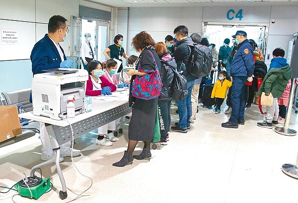 大陸廣東列為武漢肺炎2級流行地區後,首批從廣州飛抵桃園機場的旅客,強制填寫通知書,實施居家隔離檢疫14天。武漢包機則最快今回台,防疫大作戰進入關鍵時刻。圖/陳麒全攝