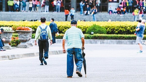 國民年金本月底入帳的各項給付統統加碼,約164萬人受惠。 報系資料照