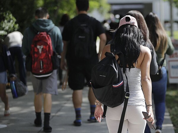 今天再邀集全台各大學代表召開「因應嚴重特殊傳染性肺炎大專校院管理計畫研商會議」,討論大專校院開學是否延後等議題。圖/聯合報系資料照