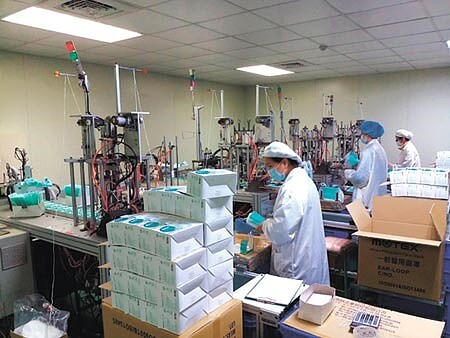 華新醫材集團旗下宣德醫材,每日25萬片醫用口罩被政府徵用,目前採取兩班制生產,加班趕工中。圖/劉朱松
