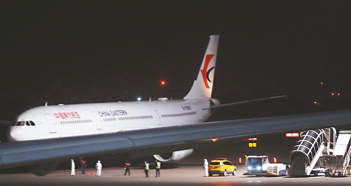 中國武漢返台包機昨晚近午夜抵台，由拖車拖行進入台灣飛機維修公司修護廠棚下客。記者陳嘉寧／攝影