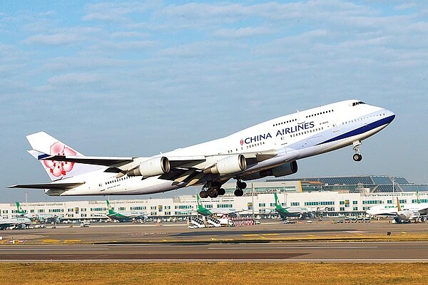 武漢肺炎衝擊航空產業,航空雙雄再成空頭箭靶,股價雙雙跌破10年低點,長榮航失守12元、華航剩7字頭,受傷慘重。圖/中時報系資料照