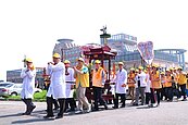 鹿港天后宮謁祖進香　醫師着白袍抬轎超吸晴