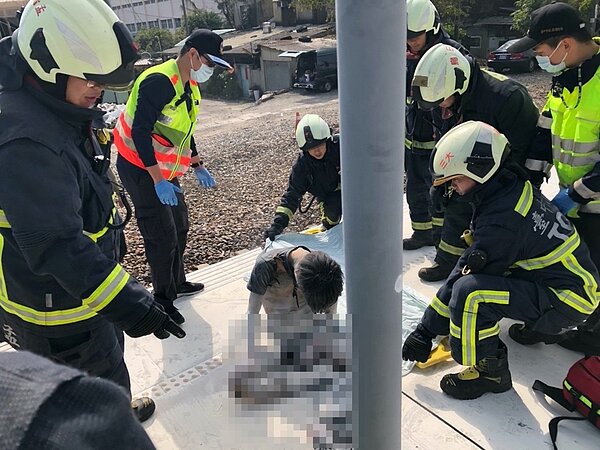 高雄市伍姓男子3日下午1時許在烏日車站爬上電車車廂,遭高壓電電擊送醫。記者陳宏睿/翻攝