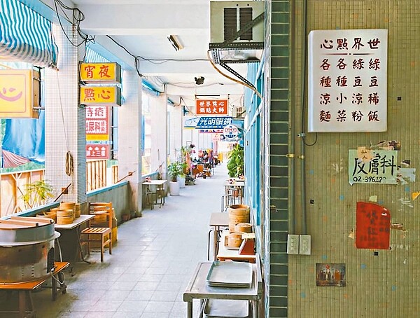 公視改編吳明益的魔幻寫實小說「天橋上的魔術師」,並完整呈現中華商場場景。圖/李明璁授權提供