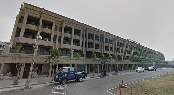 高雄頂新重劃區生活圈以透天住宅為主,永信建設(5508)陸續推出「明頂大鎮」一期和二期,銷售良好。圖/翻攝Google Maps