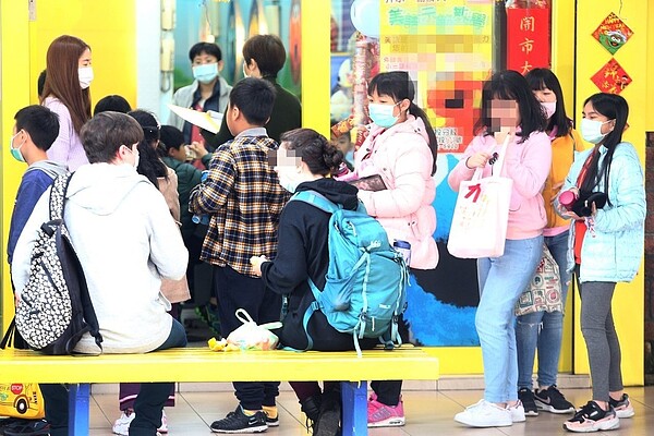 因應武漢肺炎疫情況擴散,勞動部宣布11日至25日間,12歲以下學童且家長有親自照顧需求時,可請「防疫照顧假」,不過今傳出若私幼跟進公立學校停課,家長不能請防疫照顧假。 記者蘇健忠/攝影