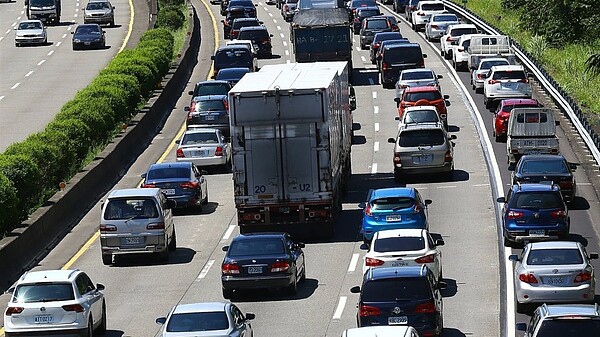 高公局發布「國道主線實施開放路肩作業規定」,開放路肩路段時速限定60公里。此外,新規定也限制出口前500公尺不得再駛回主線車道,違者可處置3000元以上罰鍰,2月17日起實施。 報系資料照