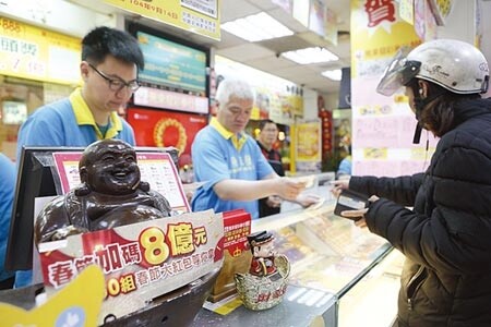 大樂透「春節大紅包」小年夜起跑，共有30張彩券中獎，台彩統計，其中有5位幸運兒只花了50元就對中大紅包，吸引民眾到彩券行排隊購買。（本報資料照片）