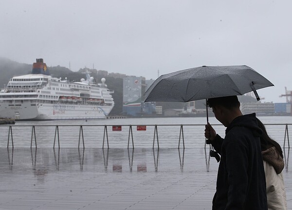 今天台灣持續受到東北風帶來冷空氣影響，北部、東北部和東部都是雲多有短暫陣雨的濕涼天氣。本報資料照片