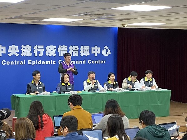 中央流行疫情指揮中心指揮官陳時中（右四）表示，目前口罩產能全開一天三百二十萬片。記者簡浩正／攝影