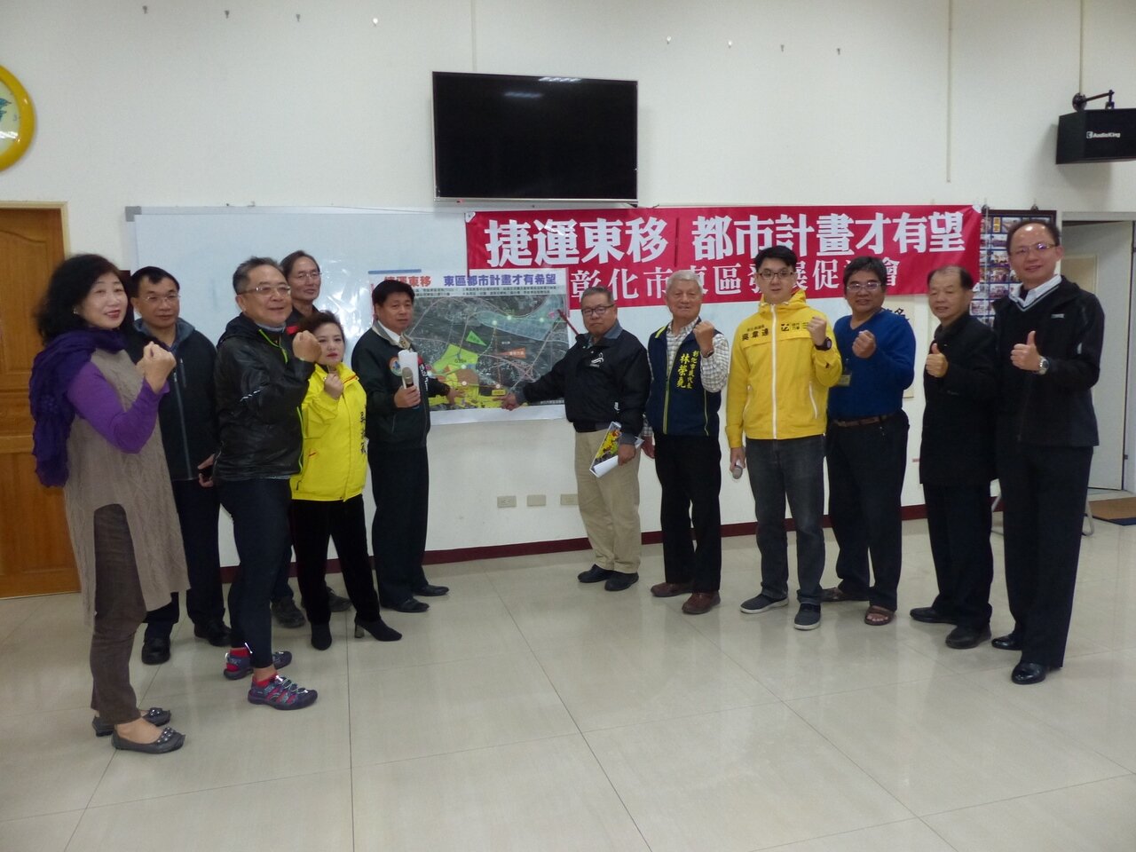 彰化市東區發展促進會昨天在萬安社區活動中心成立，積極推動台中捷運綠線延伸彰化市東區。 記者劉明岩／攝影