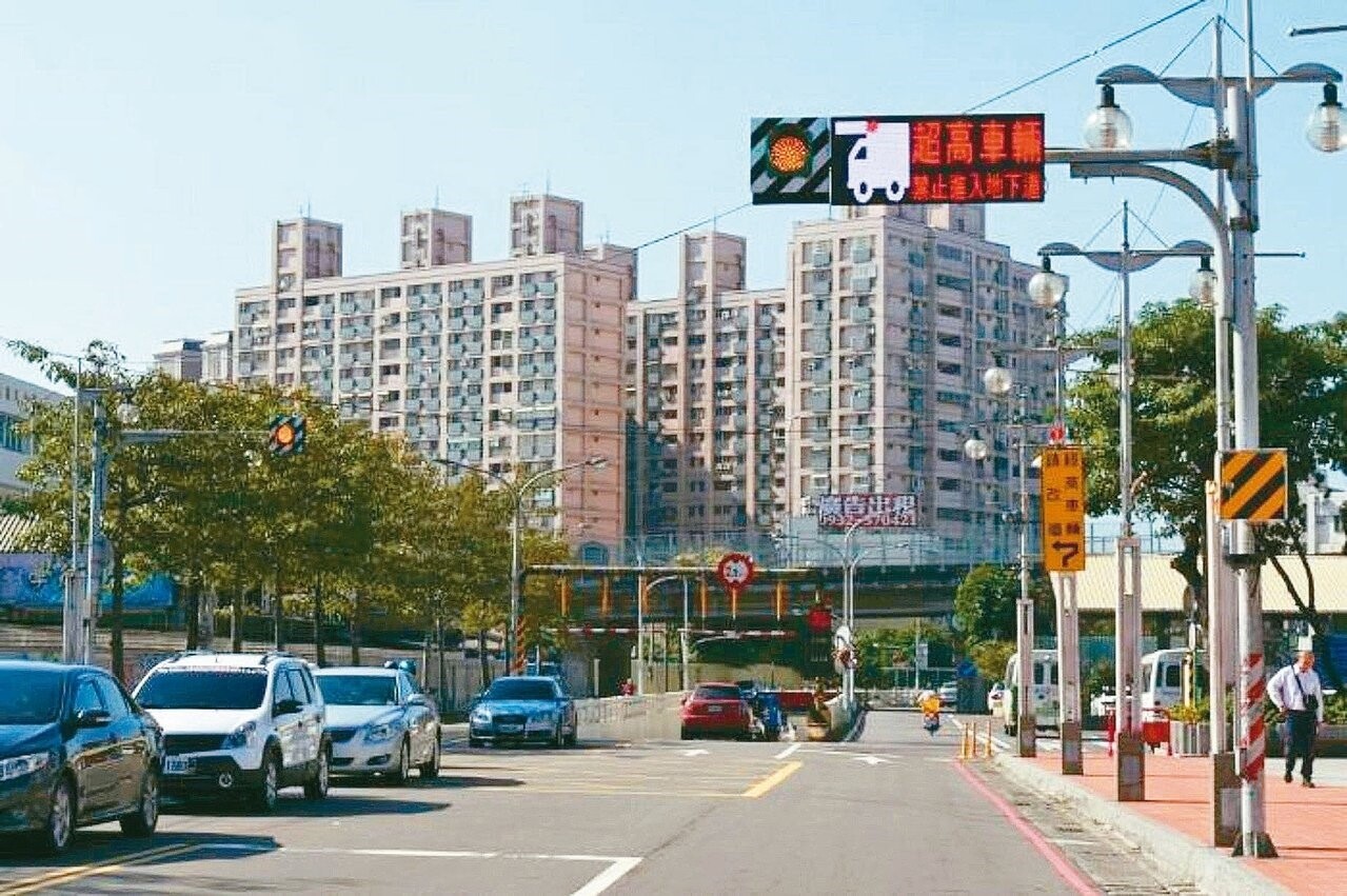 桃園市近年屢傳車輛撞上限高門架事件,市府交通局擇定在平鎮區振興路地下道試辦限高告警系統。 圖/桃園市交通局提供