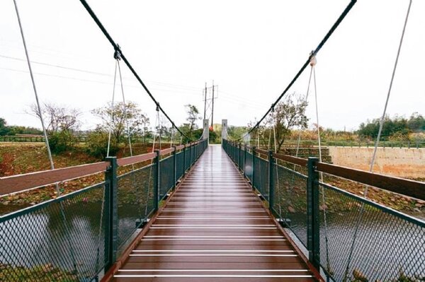新建的平鎮區新光吊橋在原橋下游，市府保留「新光」橋名。 圖／桃園市政府提供