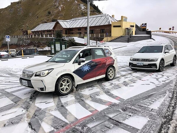 合歡山又降雪霰也吸引不少雪迷開心上山追雪，但因路面結冰，部分路段行駛須加掛雪鍊。圖／臉書「合歡山玩雪團」提供