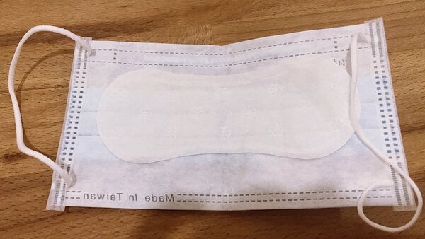 為了節省口罩用量，有人竟突發奇想在口罩內層貼上護墊。圖／民眾提供