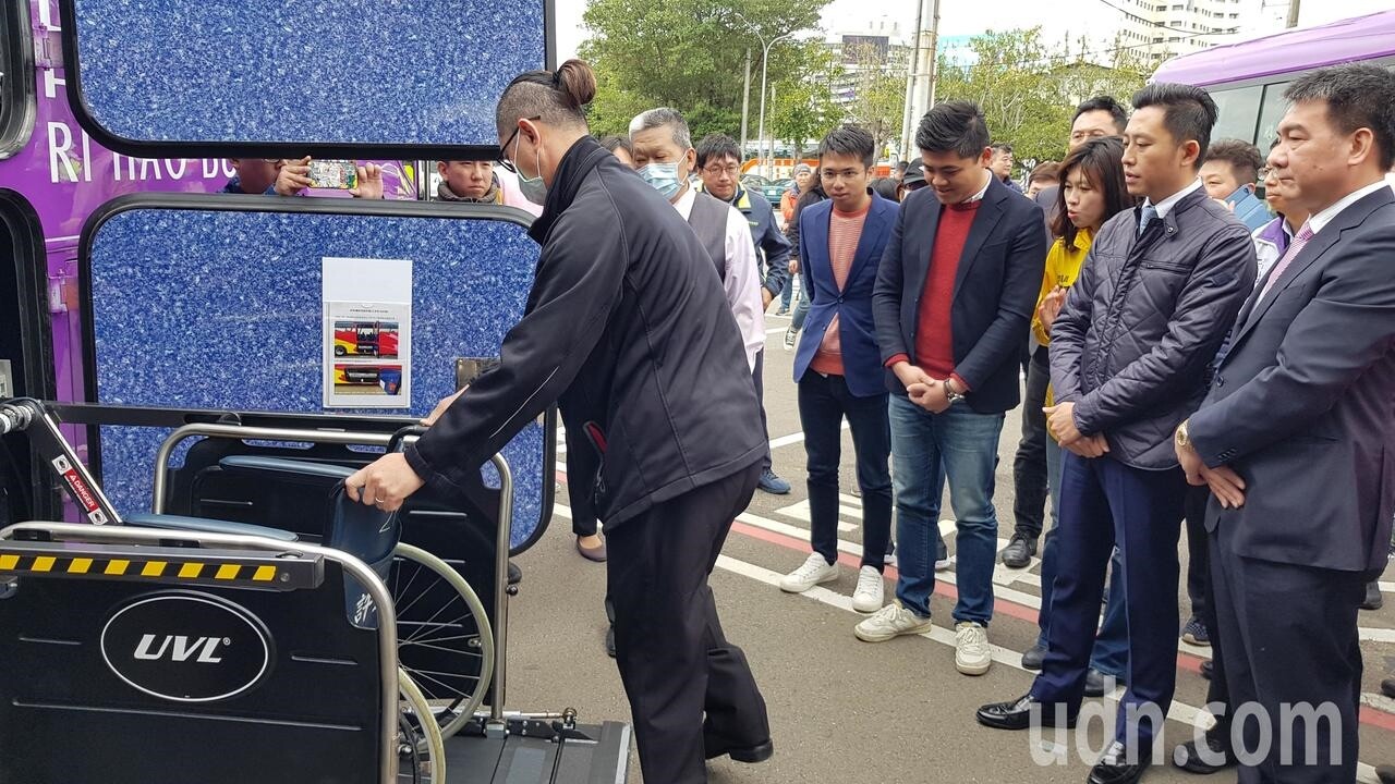 新竹轉運站往返桃園國際機場客運路線明天上午10點起開始營運，設有輪椅升降設施，方便行動不便的乘客使用。記者黃瑞典／攝影