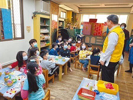 開學延後,部分家長只能將幼兒送往安親班,台南市教育局長鄭新輝稽查安親班,學生上課一律戴口罩。(曹婷婷攝)