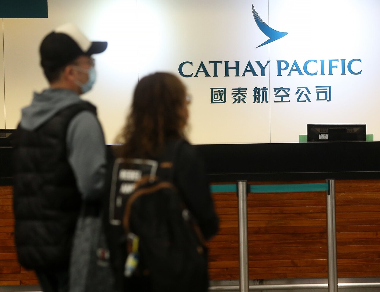 香港國泰航空公司因應武漢新型冠狀病毒肺炎疫情，昨天公告鼓勵員工休無薪假。圖為國泰航空公司設在桃園機場的營運櫃台。記者陳嘉寧／攝影 