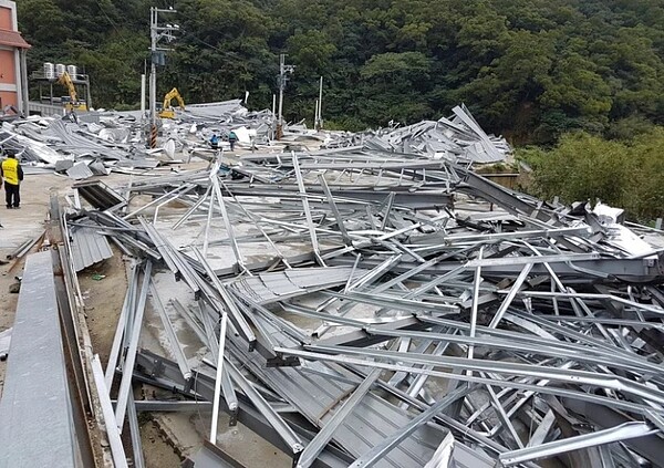 拆除大隊今強制拆除八里長道坑面積達1513坪的大型鐵皮屋違建。圖/新北市工務局提供