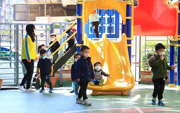 因應武漢肺炎疫情,勞動部下達家有12歲以下學童的家長可向雇主申請「防疫照顧假」,但不強制雇主給薪。圖/聯合報系資料照