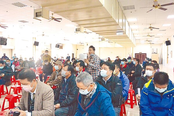 台電通霄電廠配合國家政策,規畫第2期更新改建計畫,5日召開環境影響說明會,現場質疑聲不斷。(巫靜婷攝)