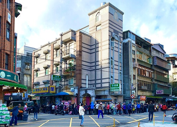 口罩實名制6日上路，台北市某藥局一早8時已出現民眾大排長龍。圖／記者楊欽亮攝影