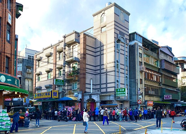 口罩實名制6日上路,台北市某藥局一早8時已出現民眾大排長龍。圖/記者楊欽亮攝影