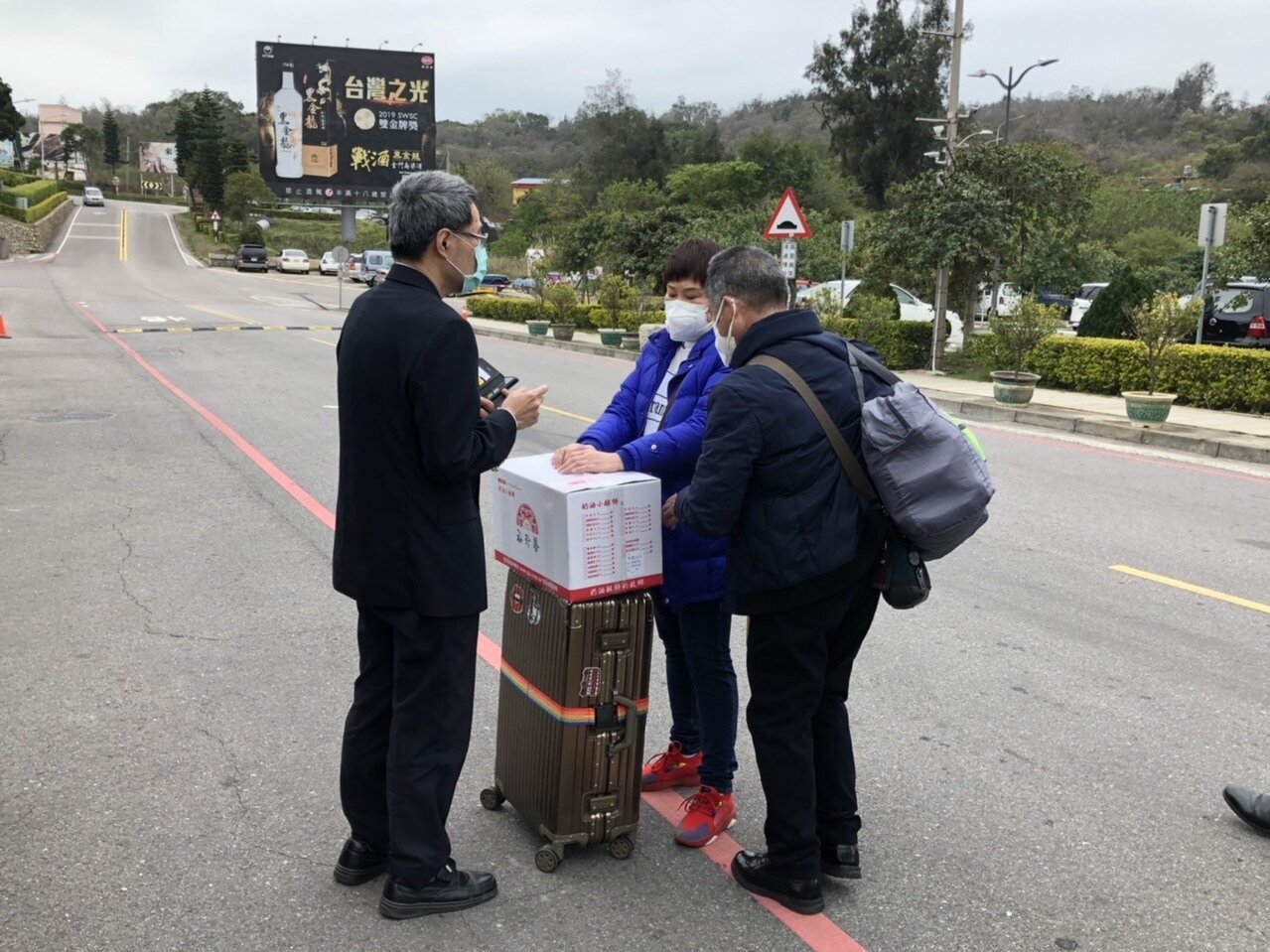 疾管署金門辦事處主任吳俊輝向江姓夫婦說明，2人違反居家檢疫規定，要送他們到機場，讓他們搭機回台。圖／記者蔡家蓁攝影