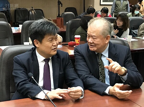 台鐵局與日勝生集團,2月6日進行「高雄火車站站東舊宿舍區都市更新事業案」簽約儀式,高雄市都發局長林裕益(左)和日勝生集團執行長林榮顯互動熱絡。好房網News記者李彥穎攝