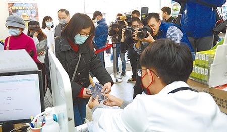 新冠肺炎NCP疫情持續發燒，中華郵政於台北郵政處理中心防疫倉庫統一配送口罩至各地。 （杜宜諳攝） 
