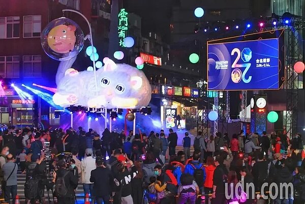 2020台北燈會主燈試燈儀式昨晚舉行,西區主燈「躲貓貓」是總高度超過9公尺的穿透式主燈,民眾可以感受光與霧交織的空間體驗。記者陳正興/攝影