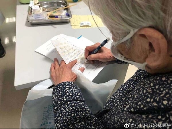 高齡90歲的婆婆,親手寫了字條鼓勵染上武漢肺炎的兒子。圖/Weibo