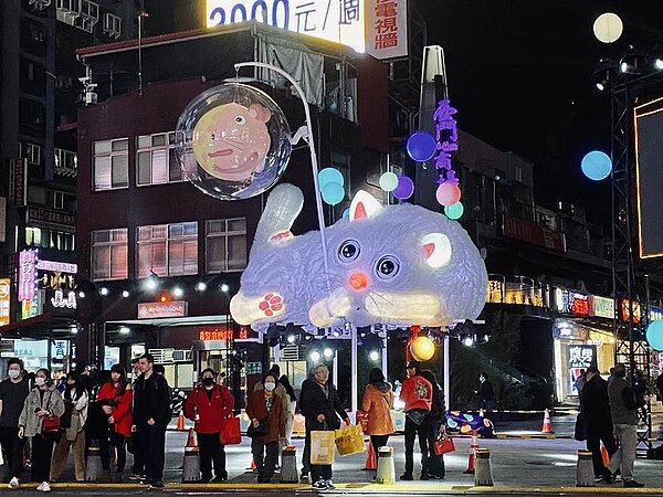 2020台北燈節6日舉辦試燈儀式,今年西區主燈為充滿童趣的「躲貓貓」。(游念育攝)