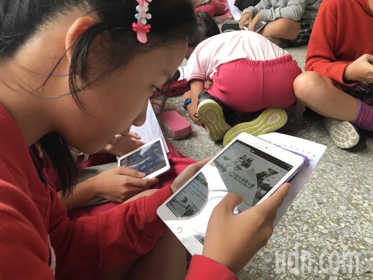 台南市教育局在資訊中心網頁平台的寒假線上自主學習網，提供豐富多元的線上數位學習資源，讓開學延後但學習不中斷。記者鄭惠仁／攝影