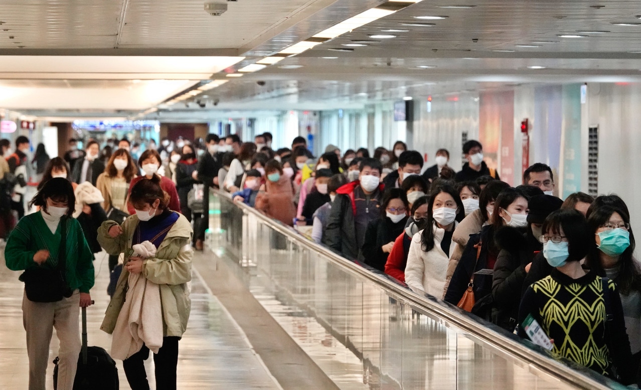 大陸武漢疫情沒有緩和的跡象，昨天桃園機場下飛機的旅客幾乎全部戴上口罩。