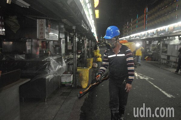 公主號遊客到過基隆廟口大消毒,攤商民眾:怕有病毒。記者游明煌/攝影