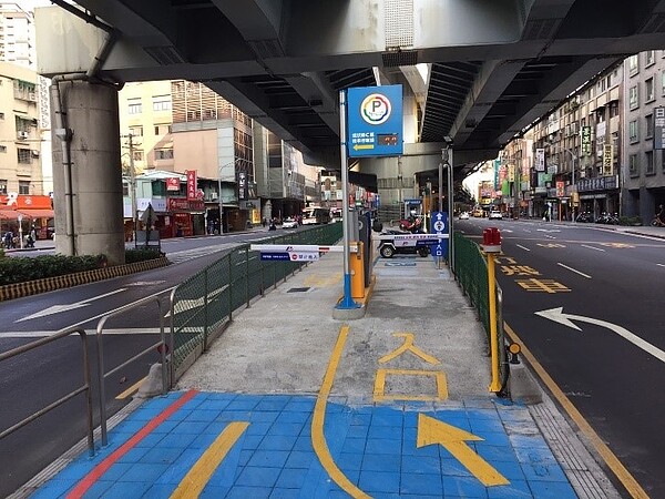 替代停車空間中和區台64線橋下環狀線C區停車場。圖/新北市政府提供