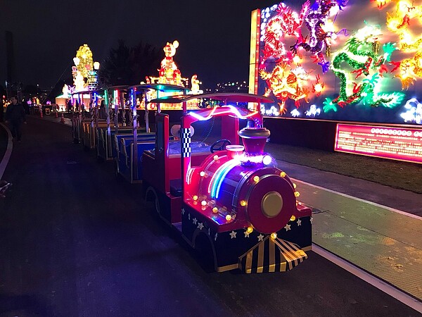 新北大都會公園內的小火車將以「動態行駛」形式加入燈會展示的行列。圖/新北市政府提供