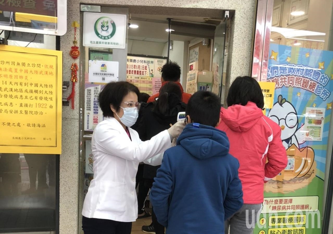 武漢肺炎增溫，台中市很多診所反映，第一線醫護人員口罩不夠用，都在只能夠庫存支撐。記者趙容萱／攝影