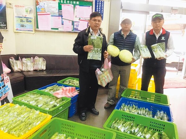 竹東地區農會即日起提供地點，協助有機蔬菜農友銷售因延後開學而無法出貨的蔬菜。（莊旻靜攝）