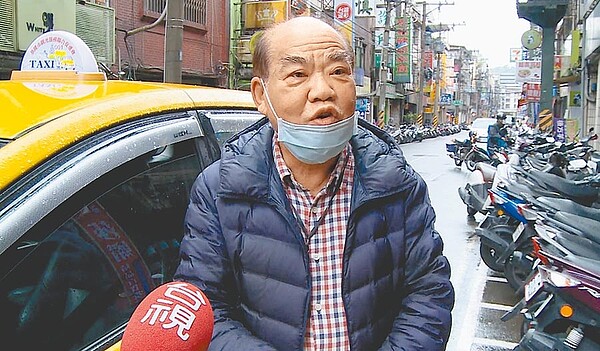 負責公主號遊客自由行派車調度的謝姓計程車司機。（許家寧攝）