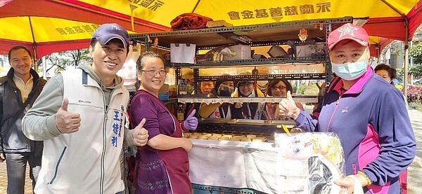 永慶房屋贊助帳篷,門店同仁熱心協力福中里里長王德利(左2)一起讓元宵節慶祝活動圓滿成功。圖/永慶房屋提供