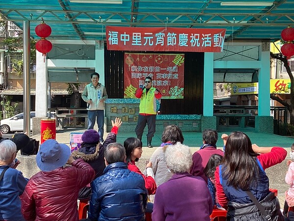 福中里的王德利里長在舞台上主持猜燈謎活動,加碼好禮吸引里民一起來挑戰。圖/永慶房屋提供