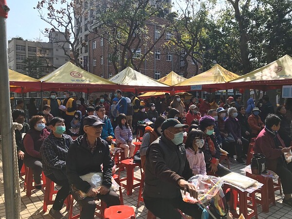 永慶房屋贊助帳篷供福中里舉辦元宵節慶祝活動,熱鬧活動吸引眾多里民參與。圖/永慶房屋提供
