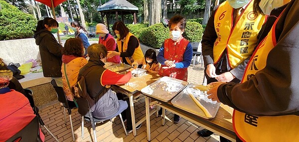 歡慶元宵節,一大早永慶房屋夥伴和紫陽里志工們一起搓出400多份湯圓。圖/永慶房屋