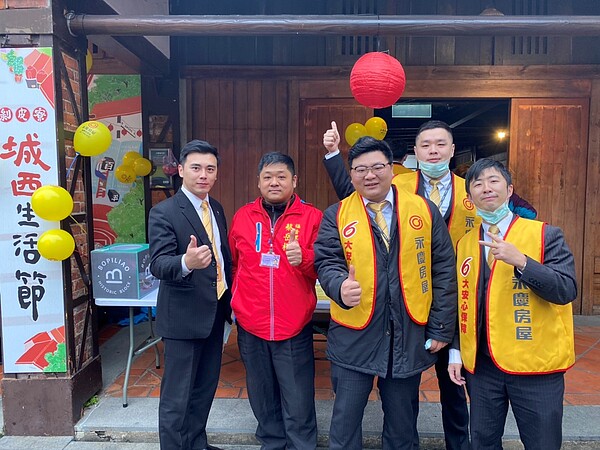 福音里里長蔡岳樺(左2),邀永慶房屋萬華區店長詹益彰(左1)與同仁參加剝皮寮慶元宵活動。圖/永慶房屋提供