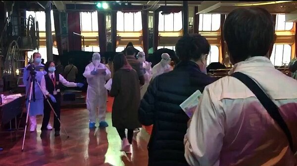 寶瓶星號1700人防疫人員全副武裝量體溫影片曝。圖/取自乘客提供影片