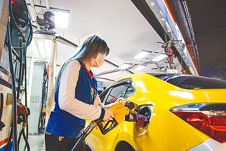 武漢疫情拖累國際原油價下滑,國內本周將大幅調降汽柴油價每公升1元,油價四連降。圖為加油員正操作油槍加油。(本報資料照)
