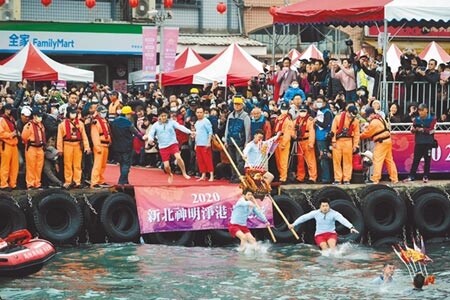 勇士們抬著神轎跳入海中，祈求神明保佑，今年都能夠順順利利、平平安安。圖／記者張睿廷攝影